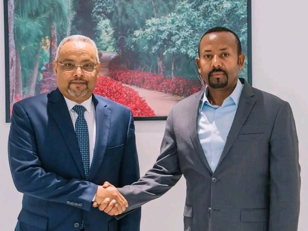 ጠቅላይ ሚኒስትር ዐቢይ አሕመድ(ዶ/ር) ከፕሬዝደንት ኡመር ጌሌህ የተላከ መልዕክት በመያዝ የመጡትን የጂቡቲ ሪፐብሊክ የውጭ ጉዳይ እና አለምአቀፍ ትብብር ሚኒስትር አብዱልቃድር ሁሴን ኦማርን በጽሕፈት ቤታቸጠቅላይ ሚኒስትር ዐቢይ አሕመድ (ዶ/ር) ከፕሬዝደንት ኡመር ጌሌህ የተላከ መልዕክት በመያዝ የመጡትን የጂቡቲ ሪፐብሊክ የውጭ ጉዳይ እና አለምአቀፍ ትብብር ሚኒስትር አብዱልቃድር ሁሴን ኦማርን በጽሕፈት ቤታቸው ተቀብለዉ አነጋገሩ